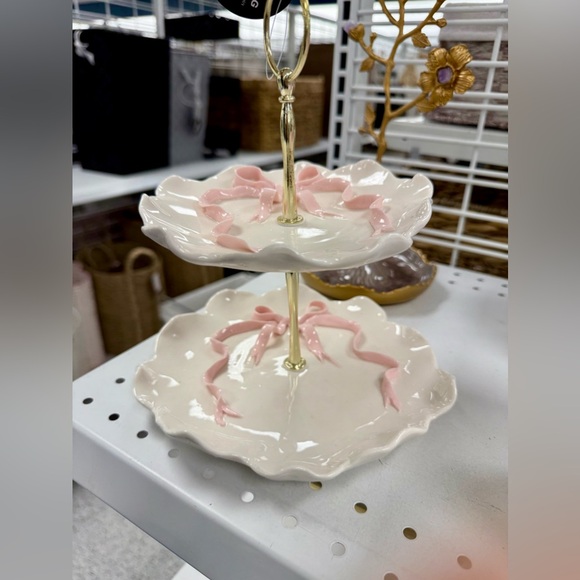 Pink bow ceramic scalloped 2 tier tray - Picture 9 of 10